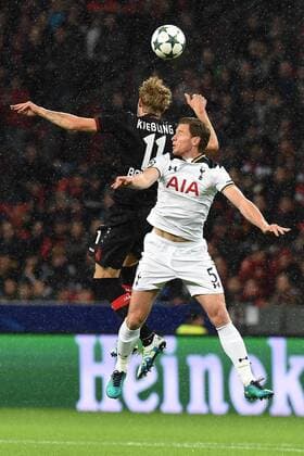 Fußball Champions League Gruppenphase 3. Spieltag Bayer Leverkusen - Tottenham Hotspur am 18.10.2016 in der BayArena in Leverkusen Jan Vertonghen ( Tottenham ), vorne - Stefan Kießling ( Leverkusen ), hinten xRx