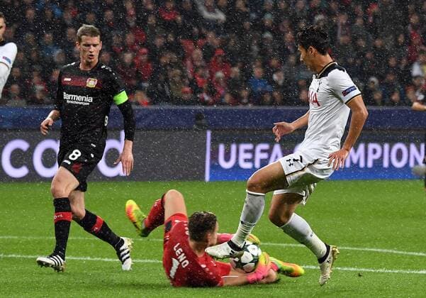 18.10.2016, xjhx, Fussball Champions League, Bayer 04 Leverkusen - Tottenham Hotspur, emspor , v.l. Bernd Leno (Bayer Leverkusen), Heung-Min Son (Tottenham Hotspur) Leverkusen