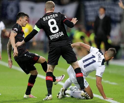 GER, UEFA CL, Bayer 04 Leverkusen (GER) vs Tottenham Hotspur (GB) 18.10.2016, BayArena, Leverkusen, GER, UEFA CL, Bayer 04 Leverkusen (GER) vs Tottenham Hotspur (GB) Charles Aranguiz (Leverkusen), Lars Bender (Leverkusen), Erik Lamela (Tottenham) nordphotoxBratic