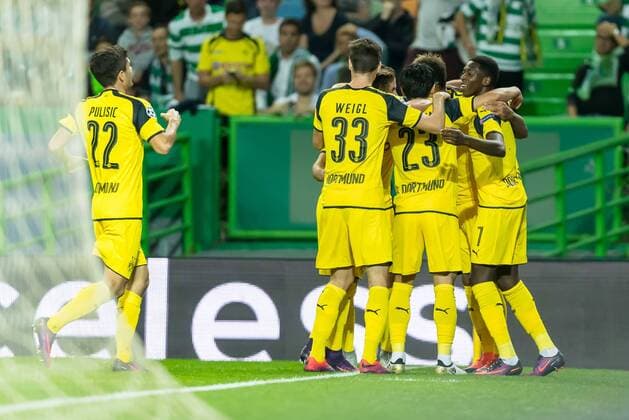 Lissabon, Portugal 18.10.2016, UEFA Champions League - 2016 17 Season, Group F - Matchday 3, Sporting Lissabon - BV Borussia Dortmund, Jubel um den Torschuetzen zum 0:1 Pierre-Emerick Aubameyang (BVB) ( DeFodi048