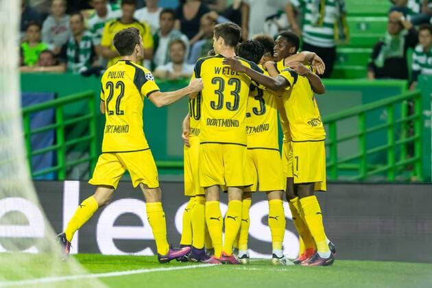Lissabon, Portugal 18.10.2016, UEFA Champions League - 2016 17 Season, Group F - Matchday 3, Sporting Lissabon - BV Borussia Dortmund, Jubel um den Torschuetzen zum 0:1 Pierre-Emerick Aubameyang (BVB) ( DeFodi048