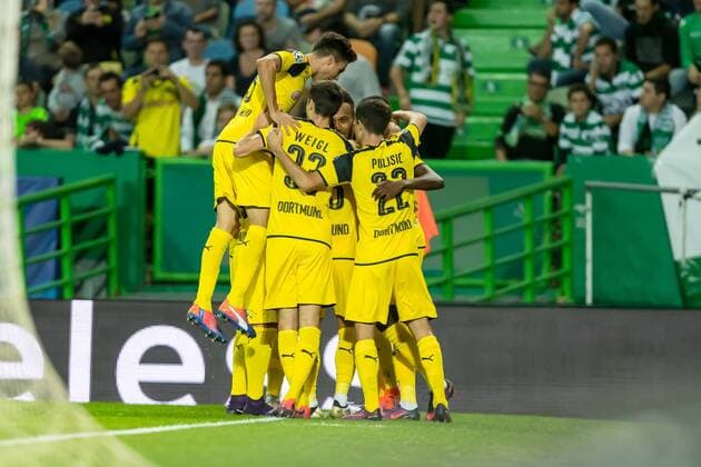 Lissabon, Portugal 18.10.2016, UEFA Champions League - 2016 17 Season, Group F - Matchday 3, Sporting Lissabon - BV Borussia Dortmund, Jubel um den Torschuetzen zum 0:1 Pierre-Emerick Aubameyang (BVB) ( DeFodi048