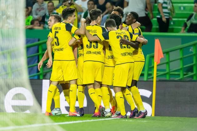 Lissabon, Portugal 18.10.2016, UEFA Champions League - 2016 17 Season, Group F - Matchday 3, Sporting Lissabon - BV Borussia Dortmund, Jubel um den Torschuetzen zum 0:1 Pierre-Emerick Aubameyang (BVB) ( DeFodi048