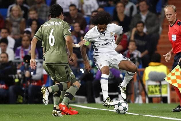 Real Madrid s Brazilian defense Marcelo Vieira (R) fights for the ball with Legia s Brazilian midfielder Guilherme during the UEFA Champions League match between Real Madrid and Legia Warsaw at Santiago Bernabeu stadium in Madrid, Spain, 18 October 2016. EFE Juanjo Martin REAL MADRID VS. LEGIA WARSAW !ACHTUNG: NUR REDAKTIONELLE NUTZUNG!  MAD001 20161018-636124218524665409