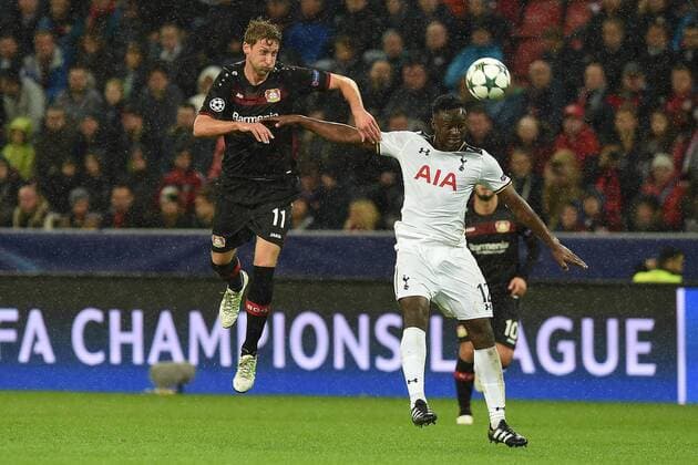 Fußball Champions League Gruppenphase 3. Spieltag Bayer Leverkusen - Tottenham Hotspur am 18.10.2016 in der BayArena in Leverkusen Stefan Kießling ( Leverkusen ), links - Victor Wanyama ( Tottenham ), rechts xRx