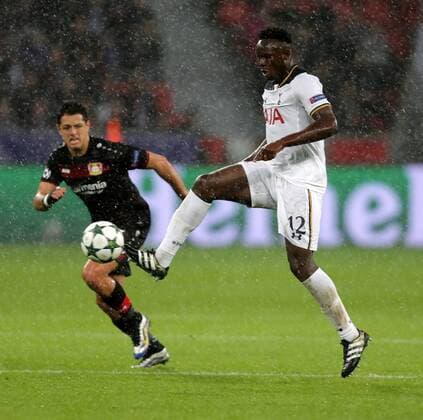 GER, UEFA CL, Bayer 04 Leverkusen (GER) vs Tottenham Hotspur (GB) 18.10.2016, BayArena, Leverkusen, GER, UEFA CL, Bayer 04 Leverkusen (GER) vs Tottenham Hotspur (GB) Javier Hernandez (Chicharito) (Leverkusen), Victor Wanyama (Tottenham) nordphotoxBratic