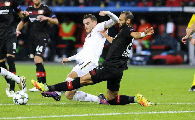 Fussball, UEFA Champions League, Herren, Saison 2016 2017, Gruppe E, 3. Spieltag, BayArena Leverkusen, Bayer Leverkusen (schwarz) - Tottenham Hotspurs (weiss); Ömer Toprak (Leverkusen), Vincent Janssen (Tottenham), Aktion.