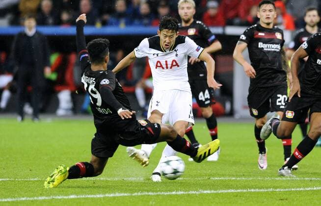 Fussball, UEFA Champions League, Herren, Saison 2016 2017, Gruppe E, 3. Spieltag, BayArena Leverkusen, Bayer Leverkusen (schwarz) - Tottenham Hotspurs (weiss); Heung-Min Son (Tottenham), Benjamin Henrichs (Leverkusen), Aktion.