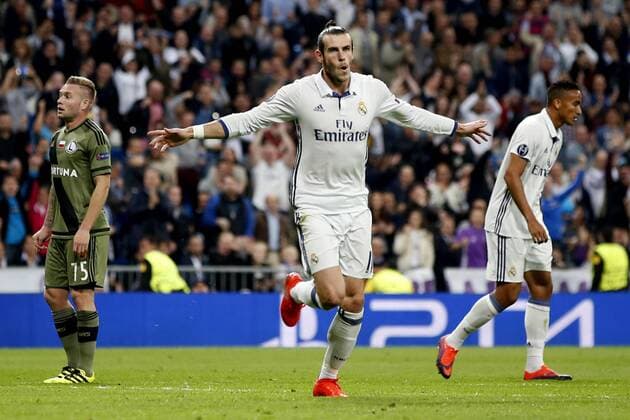 Bilder des Tages - SPORT Real Madrid s Welsh midfielder Gareth Bale celebrates the first goal for the team against Legia during the UEFA Champions League match between Real Madrid and Legia Warsaw at Santiago Bernabeu stadium in Madrid, Spain, 18 October 2016. REAL MADRID VS. LEGIA WARSAW !ACHTUNG: NUR REDAKTIONELLE NUTZUNG!  MAD001 20161018-636124223850222962