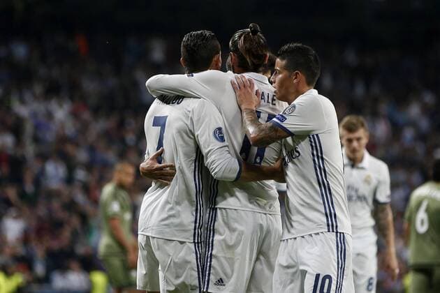 Real Madrid s Welsh midfielder Gareth Bale (C) celebrates the first goal for the team against Legia during the UEFA Champions League match between Real Madrid and Legia Warsaw at Santiago Bernabeu stadium in Madrid, Spain, 18 October 2016. REAL MADRID VS. LEGIA WARSAW !ACHTUNG: NUR REDAKTIONELLE NUTZUNG!  MAD001 20161018-636124224469232880