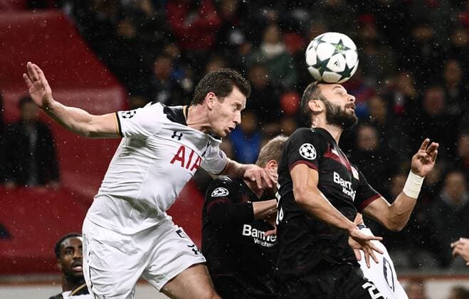 BayArena Leverkusen 18.10.2016, Fu§ball Champions League Saison 2016 2017 Vorrunde 3. Spieltag, Bayer 04 Leverkusen vs. Tottenham Hotspur (Spurs) --- Regenschlacht, Jan Vertonghen, Ömer (Oemer) Toprak (Leverkusen)
