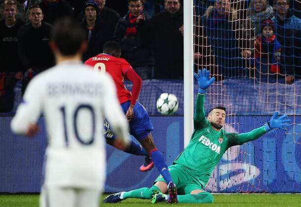MOSCOW, RUSSIA - OCTOBER 18, 2016: CSKA Moscow s Lacina Traore attacks Monaco s goalkeeper Danijel Subasic (L-R background) in their 2016 17 Season UEFA Champions League Group E Round 3 football match at the Arena CSKA Stadium. Valery Sharifulin TASS  TS034DB3