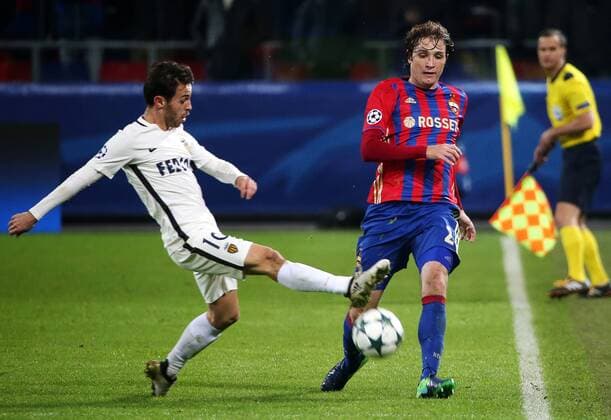 MOSCOW, RUSSIA - OCTOBER 18, 2016: Monaco s Bernardo Silva (L) and CSKA Moscow s Mario Fernandes fight for the ball in their 2016 17 Season UEFA Champions League Group E Round 3 football match at the Arena CSKA Stadium. Valery Sharifulin TASS  TS034DB6