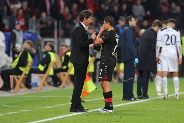 Gespr°ch zwischen Roger Schmidt (Trainer, Bayer 04 Leverkusen) und Javier Chicharito Hernandez ( 7, Bayer 04 Leverkusen) an der Seitenlinie, Bayer 04 Leverkusen vs Tottenham Hotspur, Fussball, UEFA Champions League, 18.10.2016, Leverkusen Copyright: xDeutzmannx xEibner-Pressefotox EP_cdn