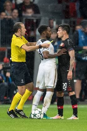 Charles Aranguiz (Bayer 04 Leverkusen 20) diskutiert mit Danny Rose (Tottenham Hotspur 3) beim Championsleague Spiel zwischen Bayer 04 Leverkusen und den Tottenham Hotspur am 18.10.2016, Leverkusen Copyright: xJörgxSchülerx