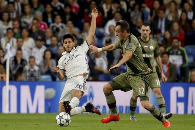 Real Madrid s midfielder Marcop Asensio (L) fights for the ball with Legia s Serbian midfielder Miroslav Radovic during the UEFA Champions League match between Real Madrid and Legia Warsaw at Santiago Bernabeu stadium in Madrid, Spain, 18 October 2016. REAL MADRID VS. LEGIA WARSAW !ACHTUNG: NUR REDAKTIONELLE NUTZUNG!  MAD001 20161018-636124231911171063