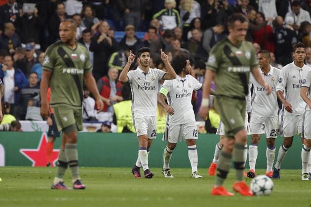 Real Madrid s Spanish midfielder Marco Asensio (2L) celebrates his third goal for the team against Legia during the UEFA Champions League match between Real Madrid and Legia Warsaw at Santiago Bernabeu stadium in Madrid, Spain, 18 October 2016. REAL MADRID VS. LEGIA WARSAW !ACHTUNG: NUR REDAKTIONELLE NUTZUNG!  MAD001 20161018-636124232621429957