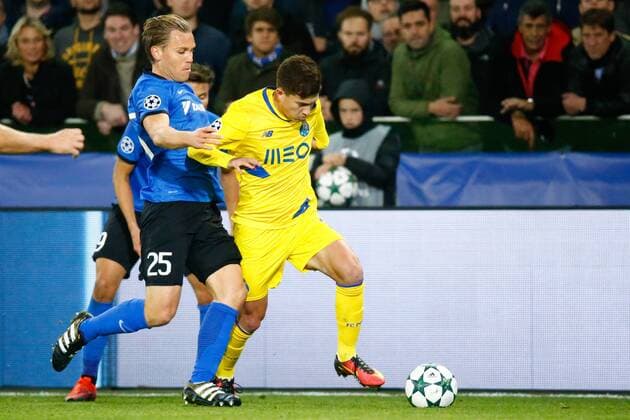 Club s Rudy Ruud Vormer and Poto s forward Diogo Jota fight for the ball during the third game of the group stage of the UEFA Champions League competition between Belgian first division soccer team Club Brugge KV and Portugese club FC Porto in Brugge, Tuesday 18 October 2016. KURTxDESPLENTER  x04959795x