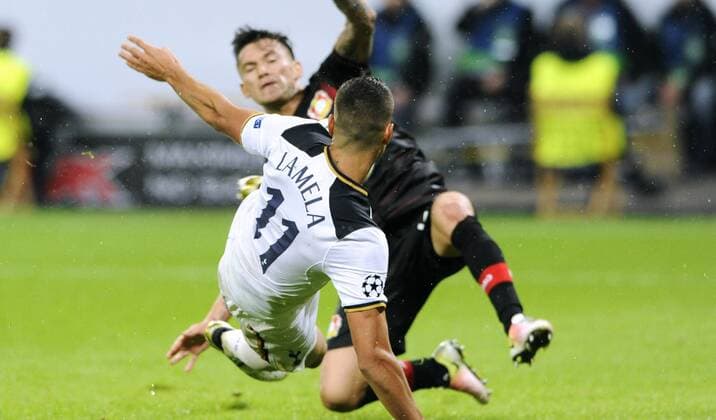 Fussball, UEFA Champions League, Herren, Saison 2016 2017, Gruppe E, 3. Spieltag, BayArena Leverkusen, Bayer Leverkusen (schwarz) - Tottenham Hotspurs (weiss); Erik Lamela (Tottenham), Charles Aranguiz (Leverkusen), Aktion.