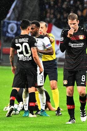 GER, Bayer Leverkusen (GER) vs. Tottenham Hotspur (GBR) 18.10.2016, BAYARENA, Leverkusen, Gruppe E, GER, Bayer Leverkusen (GER) vs. Tottenham Hotspur (GBR) im Bild: Ragelei auf dem Feld Danny Rose (Tottenham Hotspur 3), gegen Charles Aránguiz Aranguiz (Leverkusen 20),Schiedsrichter Cakir (TUR ) geht dazwischen Foto © nordphoto Meuter nordphotox xMeuter