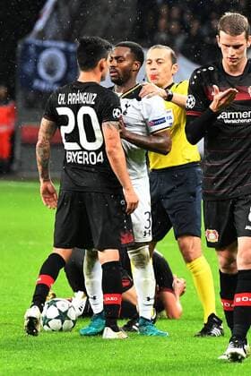 GER, Bayer Leverkusen (GER) vs. Tottenham Hotspur (GBR) 18.10.2016, BAYARENA, Leverkusen, Gruppe E, GER, Bayer Leverkusen (GER) vs. Tottenham Hotspur (GBR) im Bild: Ragelei auf dem Feld Danny Rose (Tottenham Hotspur 3), gegen Charles Aránguiz Aranguiz (Leverkusen 20),Schiedsrichter Cakir (TUR ) geht dazwischen Foto © nordphoto Meuter nordphotox xMeuter
