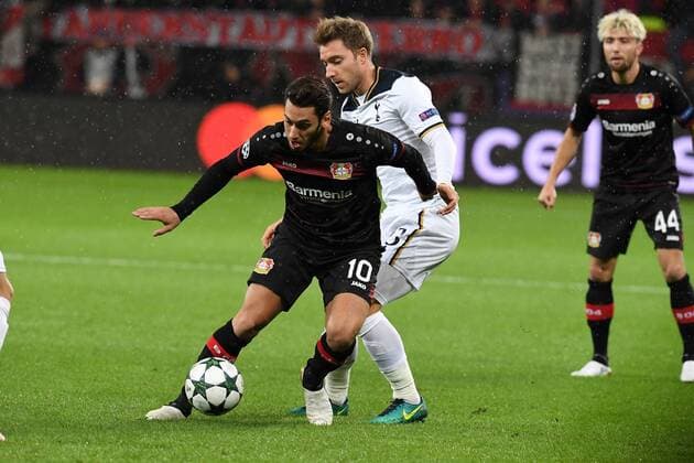 Fussball, UEFA Champions League, Saison 2016 2017, Spieltag 3, Bayer 04 Leverkusen, Tottenham Hotspur FC 18.10.2016, Bayarena Leverkusen, Hakan Calhanoglu, Bayer 04 Leverkusen, Christian Eriksen Tottenham Hotspur FC