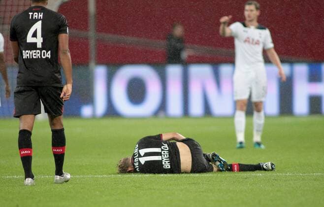 18.10.2016 - Stefan Kießling (Bayer 04 Leverkusen) liegt nach einem Foul am Boden beim Champions League Gruppenspiel (Saison 2016 17) Bayer Leverkusen - Tottenham Hotspur.