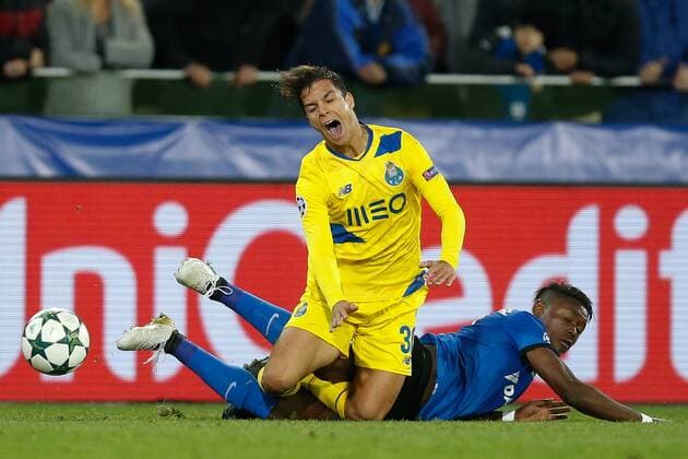 Porto s midfielder Oliver Torres and Club s Anthony Limbombe fight for the ball during the third game of the group stage of the UEFA Champions League competition between Belgian first division soccer team Club Brugge KV and Portugese club FC Porto in Brugge, Tuesday 18 October 2016. BRUNOxFAHY  x04959866x