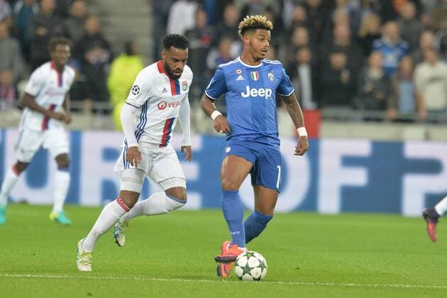 Alexandre Lacazette (lyon) vs Mario Lemina (juventus) - Fussball, Champions League, Olympique Lyon vs. Juventus Turin - 18 10 2016 FredericChambert Panoramic 