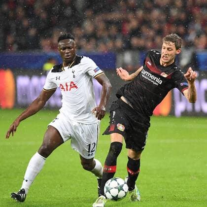 Fussball, UEFA Champions League, Saison 2016 2017, Spieltag 3, Bayer 04 Leverkusen, Tottenham Hotspur 18.10.2016, Bayarena Leverkusen, Victor Wanyama, Tottenham HotspurStefan Kießling, , Bayer 04 Leverkusen, ,