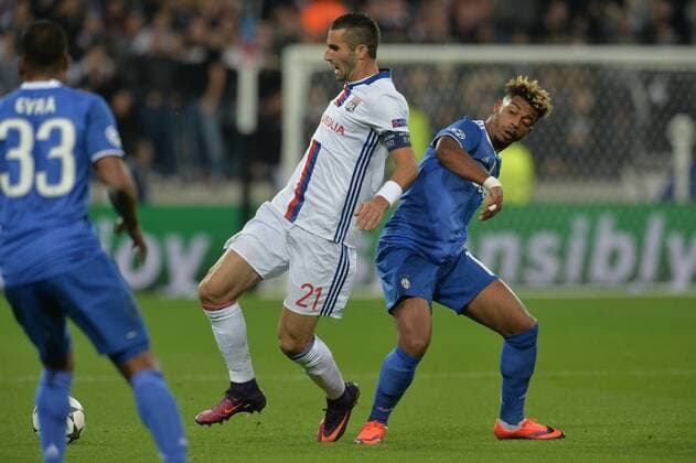 Maxime Gonalons (lyon) vs Mario Lemina (juventus) - Fussball, Champions League, Olympique Lyon vs. Juventus Turin - 18 10 2016 FredericChambert Panoramic 