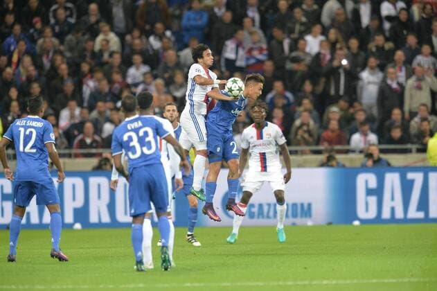 Rafael (lyon) vs Paulo Dybala (juventus) - Fussball, Champions League, Olympique Lyon vs. Juventus Turin - 18 10 2016 FredericChambert Panoramic 
