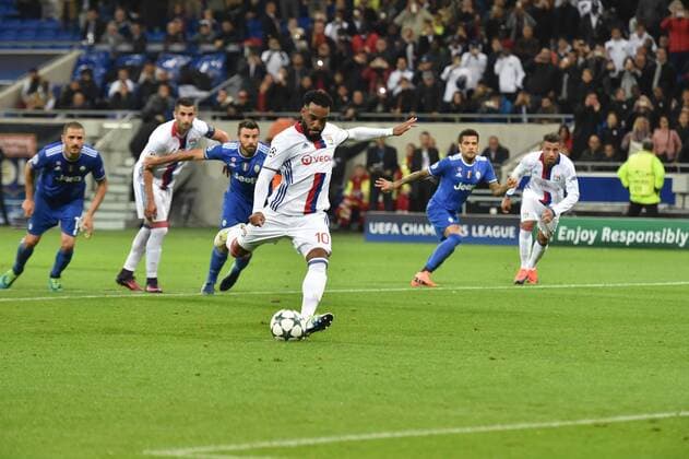 Alexandre Lacazette (lyon) - Fussball, Champions League, Olympique Lyon vs. Juventus Turin - 18 10 2016 FredericChambert Panoramic 