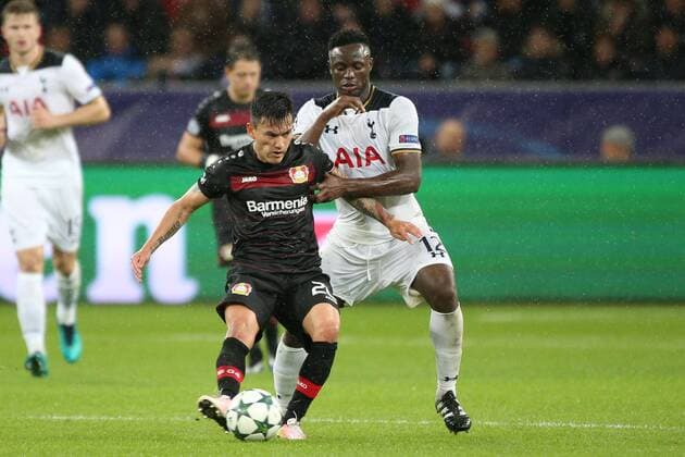 18.10.2016, Fussball Champions League 2016 17, Vorrunde, 3. Spieltag, Bayer 04 Leverkusen - Tottenham Hotspur, v. l. Charles Aranguiz (Bayer 04 Leverkusen) im Duell mit Victor Wanyama (Tottenham Hotspur)