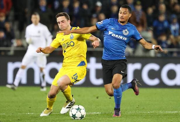 Porto s forward Diogo Jota and Club s Ricardo van Rhijn fight for the ball during the third game of the group stage of the UEFA Champions League competition between Belgian first division soccer team Club Brugge KV and Portugese club FC Porto in Brugge, Tuesday 18 October 2016. VIRGINIExLEFOUR  x04959856x