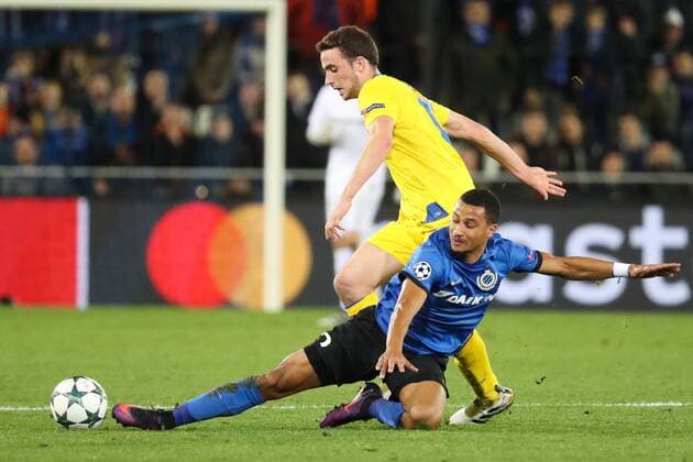 Porto s forward Diogo Jota and Club s Ricardo van Rhijn fight for the ball during the third game of the group stage of the UEFA Champions League competition between Belgian first division soccer team Club Brugge KV and Portugese club FC Porto in Brugge, Tuesday 18 October 2016. VIRGINIExLEFOUR  x04959857x
