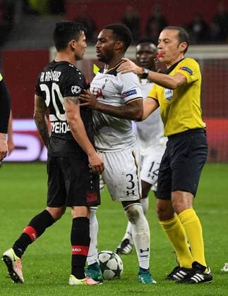 18.10.2016, xjhx, Fussball Champions League, Bayer 04 Leverkusen - Tottenham Hotspur, emspor , v.l. Charles Aranguiz (Bayer Leverkusen), Danny Rose (Tottenham Hotspur), Schiedsrichter Cueneyt Cakir (Türkei) Leverkusen