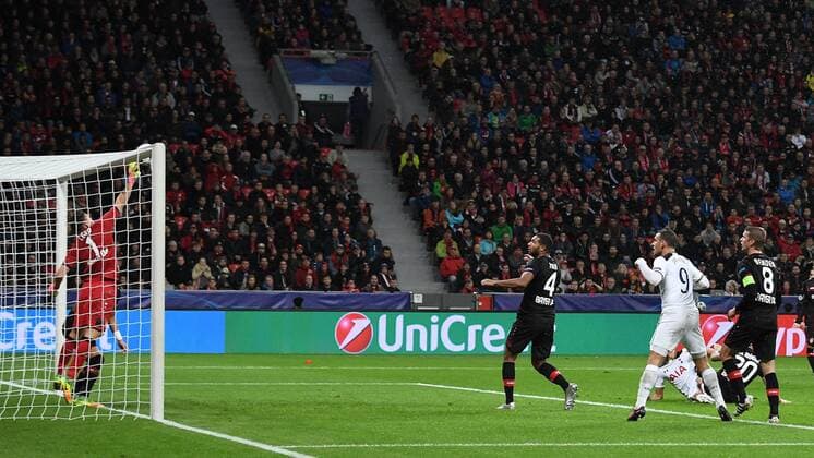 18.10.2016, xjhx, Fussball Champions League, Bayer 04 Leverkusen - Tottenham Hotspur, emspor , v.l. Bernd Leno (Bayer Leverkusen), Erik Lamela (Tottenham Hotspur) Lattenschuss Leverkusen