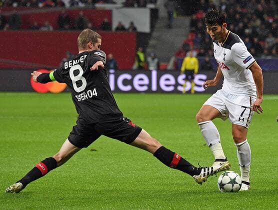 18.10.2016, xjhx, Fussball Champions League, Bayer 04 Leverkusen - Tottenham Hotspur, emspor , v.l. Lars Bender (Bayer Leverkusen), Heung-Min Son (Tottenham Hotspur) Leverkusen