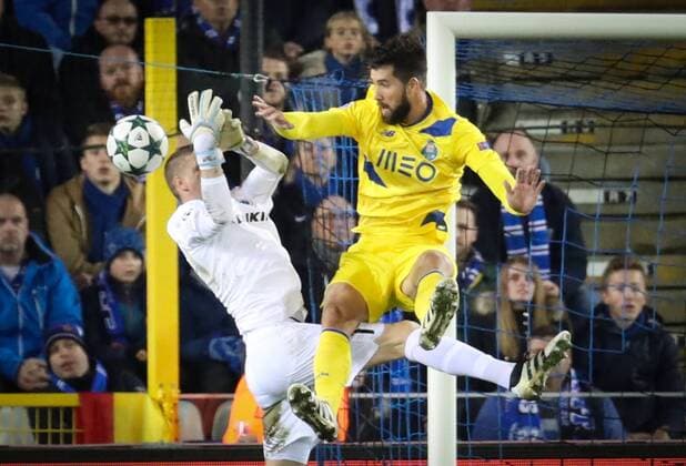 Club s goalkeeper Ludovic Butelle and Porto s defender Felipe fight for the ball during the third game of the group stage of the UEFA Champions League competition between Belgian first division soccer team Club Brugge KV and Portugese club FC Porto in Brugge, Tuesday 18 October 2016. VIRGINIExLEFOUR  x04959806x