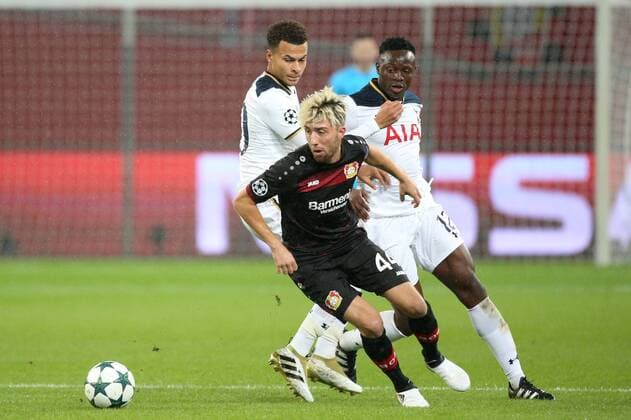 18.10.2016, Fussball Champions League 2016 17, Vorrunde, 3. Spieltag, Bayer 04 Leverkusen - Tottenham Hotspur, v. l. Kevin Kampl (Bayer 04 Leverkusen) im Duell mit Dele Alli (Tottenham Hotspur) und Victor Wanyama (Tottenham Hotspur)