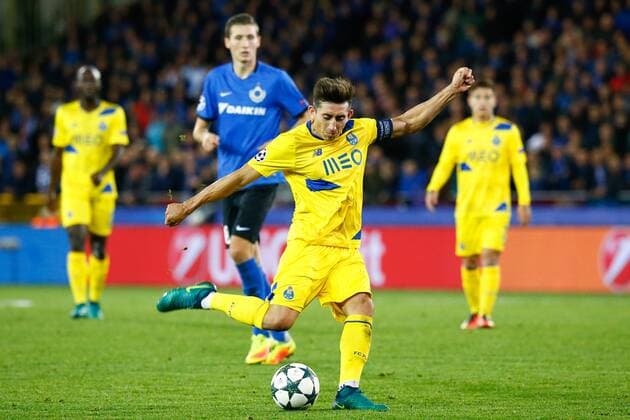 Porto s midfielder Hector Herrera fights for the ball during the third game of the group stage of the UEFA Champions League competition between Belgian first division soccer team Club Brugge KV and Portugese club FC Porto in Brugge, Tuesday 18 October 2016. KURTxDESPLENTER  x04959812x