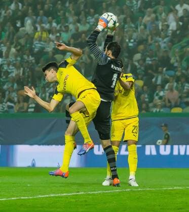 Lissabon, Portugal 18.10.2016, UEFA Champions League - 2016 17 Season, Group F - Matchday 3, Sporting Lissabon - BV Borussia Dortmund, Goalkeeper Rui Patricio (SCP 1) gegen 15Shinji Kagawa (BVB) ( DeFodi048