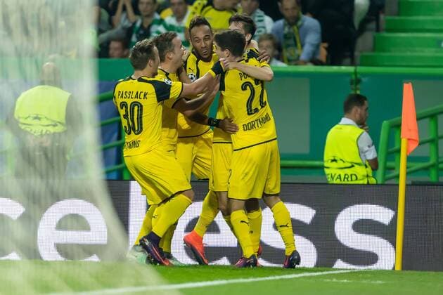 Lissabon, Portugal 18.10.2016, UEFA Champions League - 2016 17 Season, Group F - Matchday 3, Sporting Lissabon - BV Borussia Dortmund, Jubel um den Torschuetzen zum 0:2 Julian Weigl (BVB) ( DeFodi048