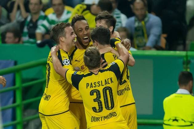 Lissabon, Portugal 18.10.2016, UEFA Champions League - 2016 17 Season, Group F - Matchday 3, Sporting Lissabon - BV Borussia Dortmund, Jubel um den Torschuetzen zum 0:2 Julian Weigl (BVB) ( DeFodi048