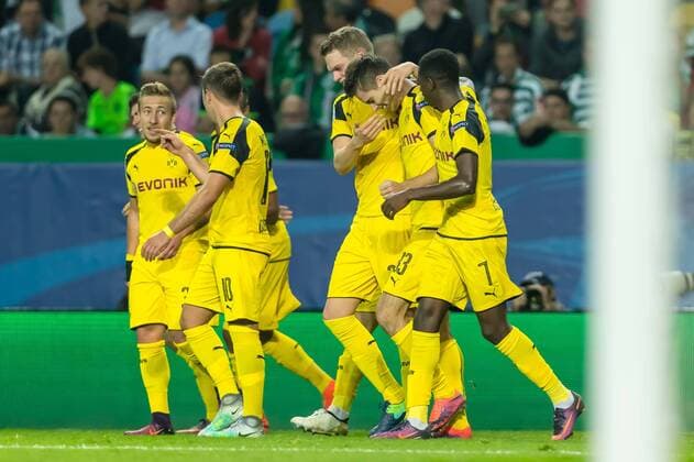 Lissabon, Portugal 18.10.2016, UEFA Champions League - 2016 17 Season, Group F - Matchday 3, Sporting Lissabon - BV Borussia Dortmund, Jubel um den Torschuetzen zum 0:2 Julian Weigl (BVB) ( DeFodi048