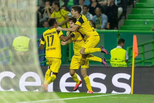 Lissabon, Portugal 18.10.2016, UEFA Champions League - 2016 17 Season, Group F - Matchday 3, Sporting Lissabon - BV Borussia Dortmund, Jubel um den Torschuetzen zum 0:2 Julian Weigl (BVB) ( DeFodi048