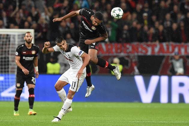 Fußball Champions League Gruppenphase 3. Spieltag Bayer Leverkusen - Tottenham Hotspur am 18.10.2016 in der BayArena in Leverkusen Erik Lamela ( Tottenham ), links - Jonathan Tah ( Leverkusen ), rechts xRx