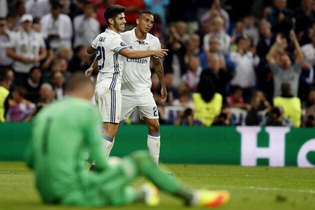 Real Madrid s Spanish midfielder Marco Asensio (L) celebrates his third goal for the team against Legia with teammate Danilo during the UEFA Champions League match between Real Madrid and Legia Warsaw at Santiago Bernabeu stadium in Madrid, Spain, 18 October 2016. REAL MADRID VS. LEGIA WARSAW !ACHTUNG: NUR REDAKTIONELLE NUTZUNG!  MAD001 20161018-636124245372550479