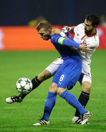SOCCER - CL, Zagreb vs Sevilla ZAGREB,CROATIA,18.OCT.16 - SOCCER - UEFA Champions League, group stage, GNK Dinamo Zagreb vs Sevilla FC. Image shows Domagoj Antolic (Zagreb) and Nicolas Pareja (Sevilla). GEPAxpictures xMaticxKlansek